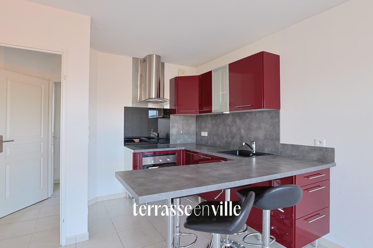 EXCLUSIVITE - CHARTREUX- T2 - 47M2 - DERNIER ETAGE - TERRASSE- 10M2 - PARKING - 200 000 € - 3