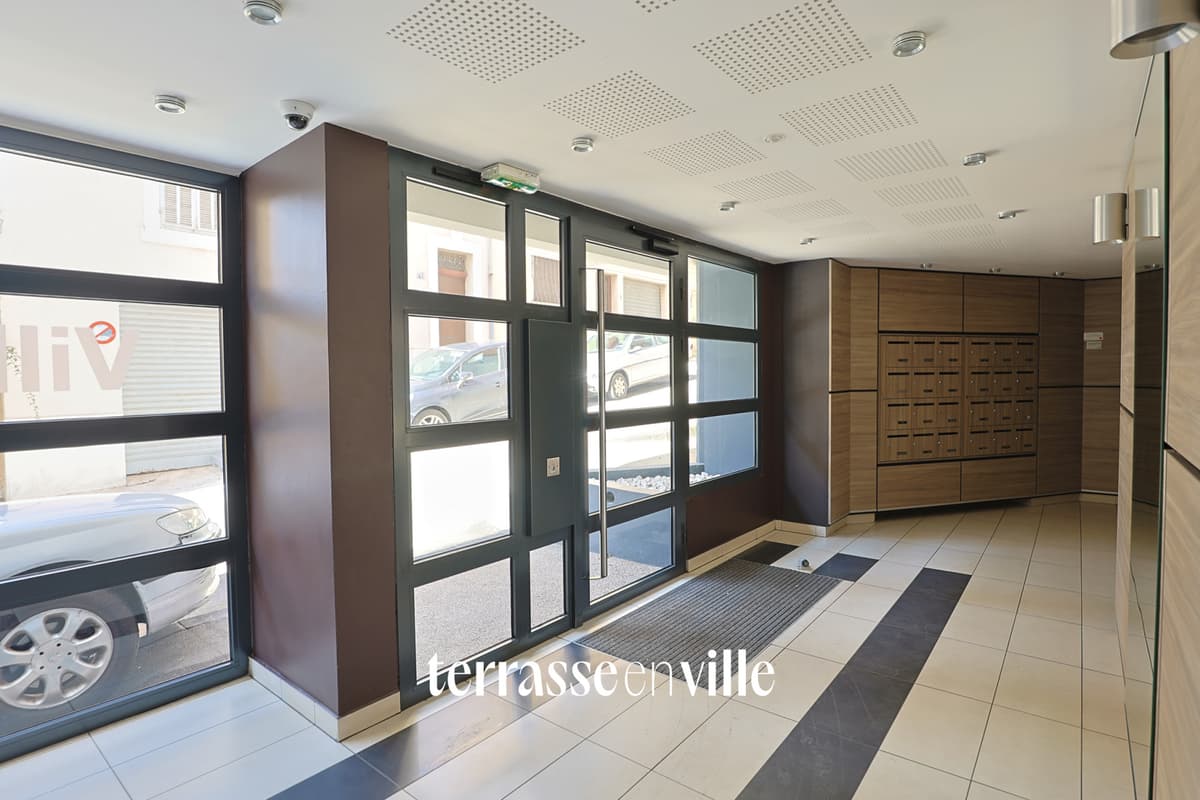 EXCLUSIVITE - CHARTREUX- T2 - 47M2 - DERNIER ETAGE - TERRASSE- 10M2 - PARKING - 200 000 € - 7