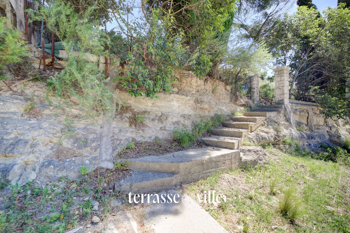 LA CIOTAT - PEYMIAN - TERRAIN CONSTRUCTIBLE - 581 M2 - PROCHE COMMERCE - 1