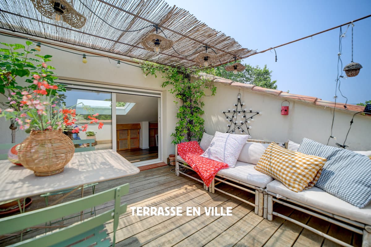 SAINT CYR SUR MER - IMMEUBLE - APPARTEMENT - TERRASSE- COMMERCE - COUR INTÉRIEURE - CAVE VOUTÉE
