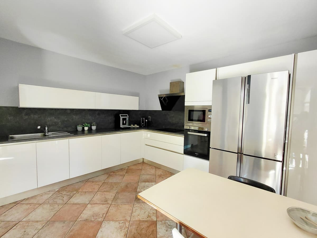 LA CIOTAT - QUARTIER RÉSIDENTIEL - MAISON FAMILIALE - T5 130M2 - PISCINE PLEIN SUD - GARAGE - TERRAIN ARBORÉ - 2